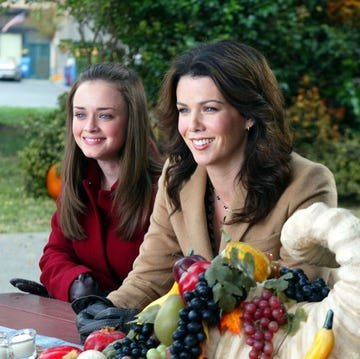 Gilmore Girls Season 3 los angeles october 24 let the games begin l r alexis bledel as rory gilmore, lauren graham as lorelai gilmore photo by mitchell haddadcbs photo archive via getty images